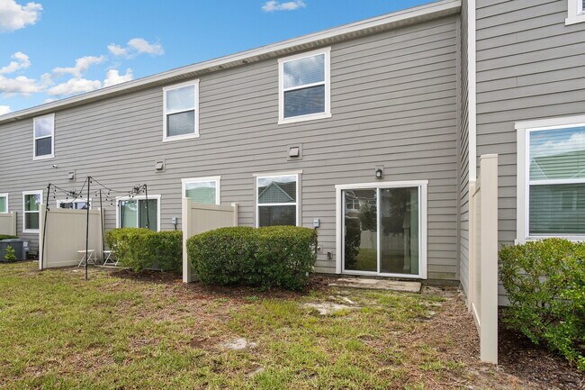 Building Photo - 3 Bedroom / 2.5 Bathroom Townhouse in the Meadows at Oakleaf