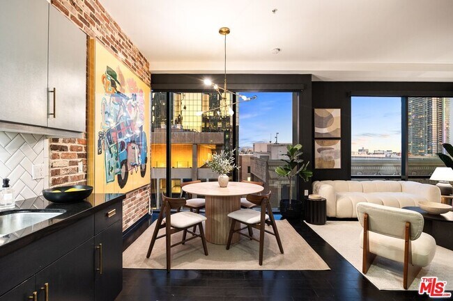 Building Photo - 655 S Hope St