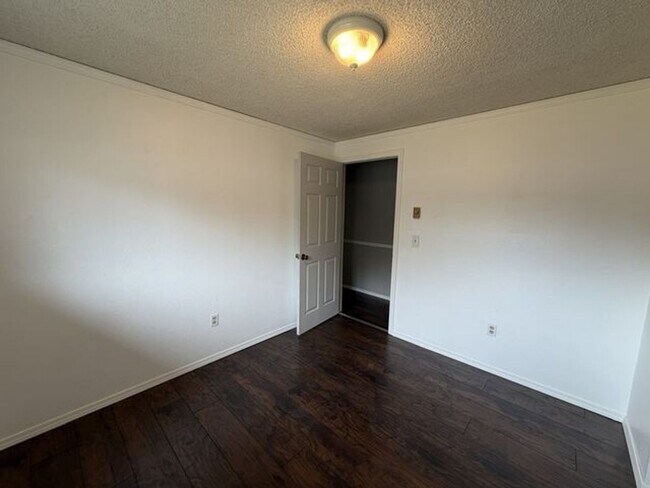 Building Photo - Spacious Rambler for Lease