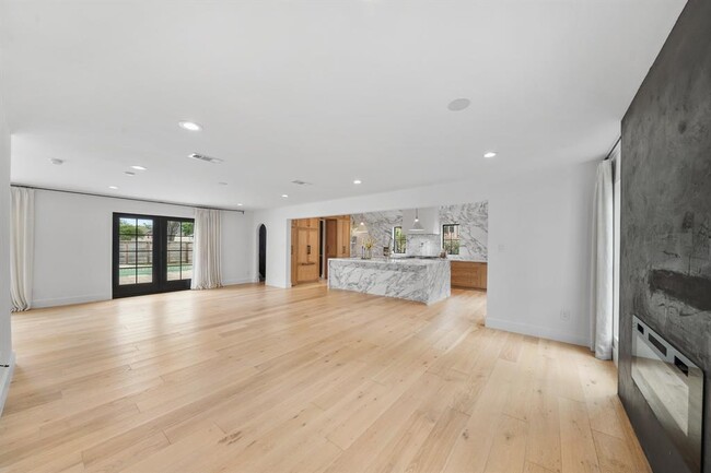 Building Photo - 819 Silvergate Dr