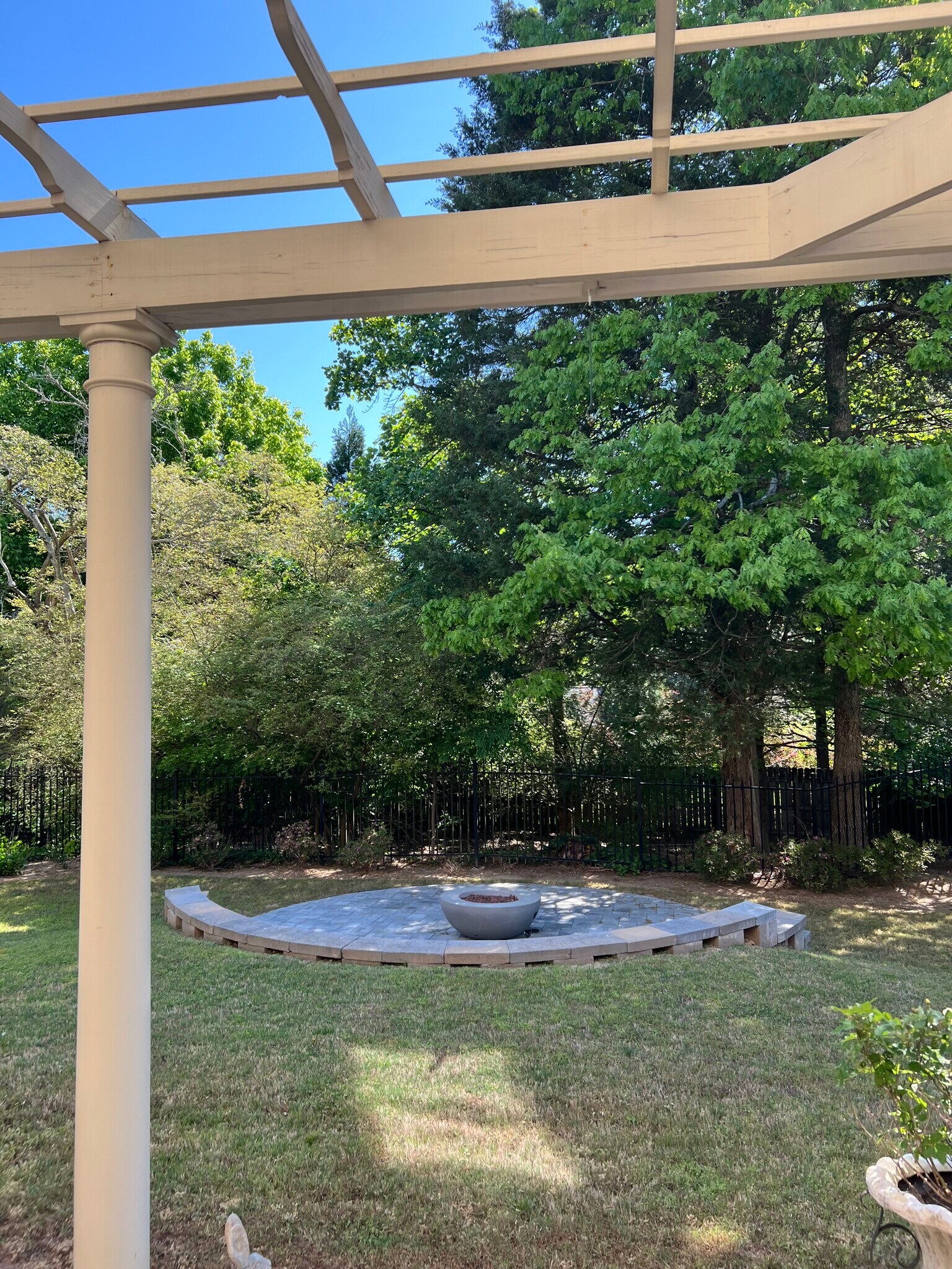 Fire pit - 440 Wembley Cir