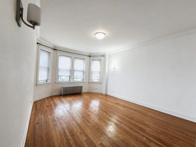 Building Photo - Spacious 2bed/1bath With Vintage Touches and Updated Kitchen