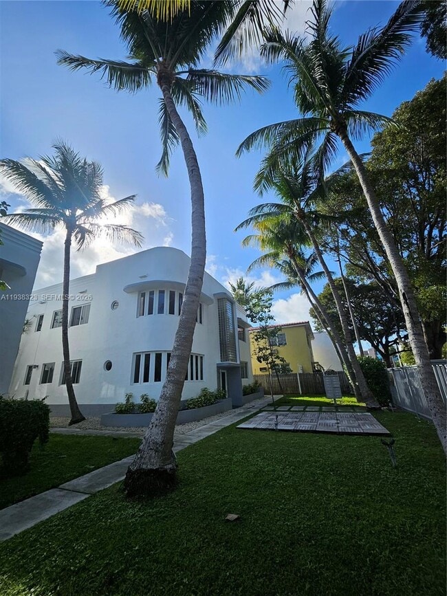 Building Photo - 557 Michigan Ave