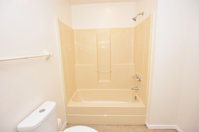 Building Photo - 3/2 Half Duplex in N. Lakeland!