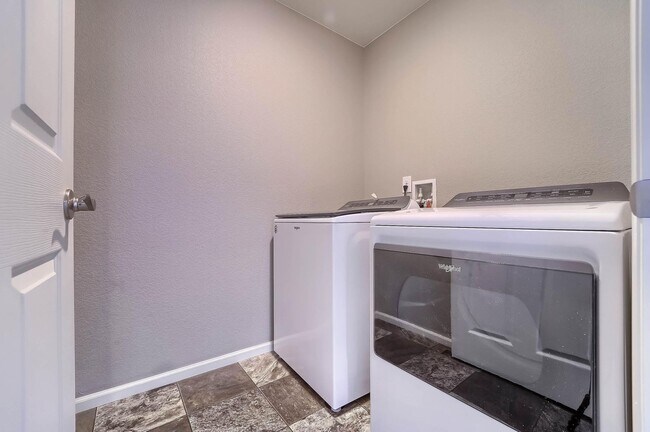 Building Photo - Gorgeous 4 bed, 3 bath, loft and an office!