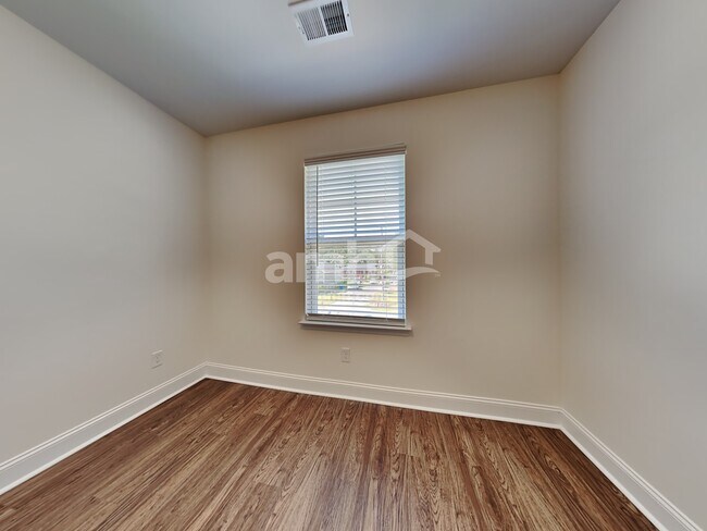 Building Photo - 984 Theodore Rd