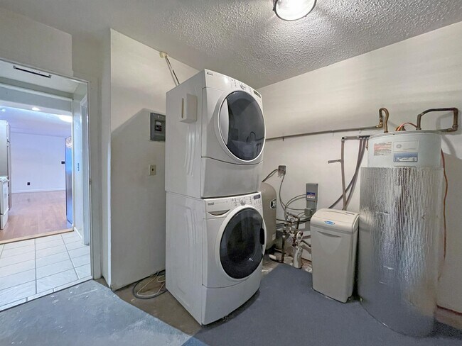 Building Photo - 2239 Independence Cir E