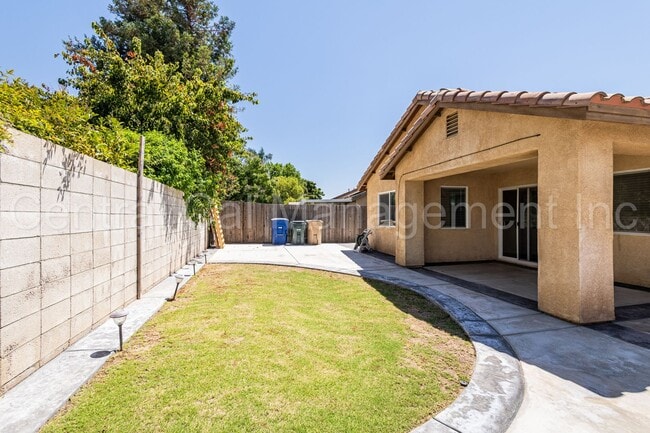 Building Photo - 4 Bedroom/2 Bath Home in the Southwest - $...