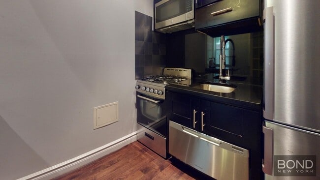 Building Photo - 350 W 21st St