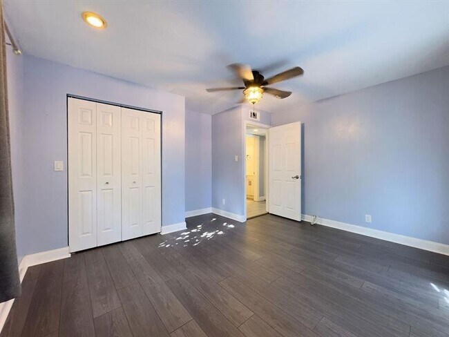 Building Photo - 902 NE 34th St