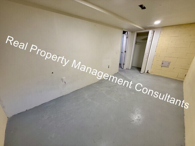 Building Photo - Updated 3-Bedroom Townhome Live Deposit Free with Obligo