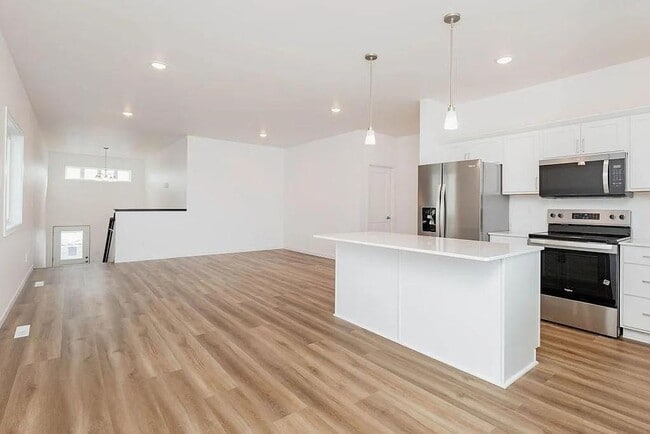 Building Photo - 1517 KEYSTONE CIR NE