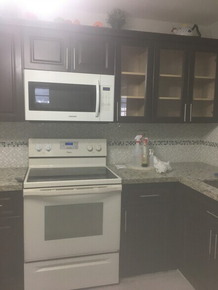 Building Photo - 890 W 39th Pl