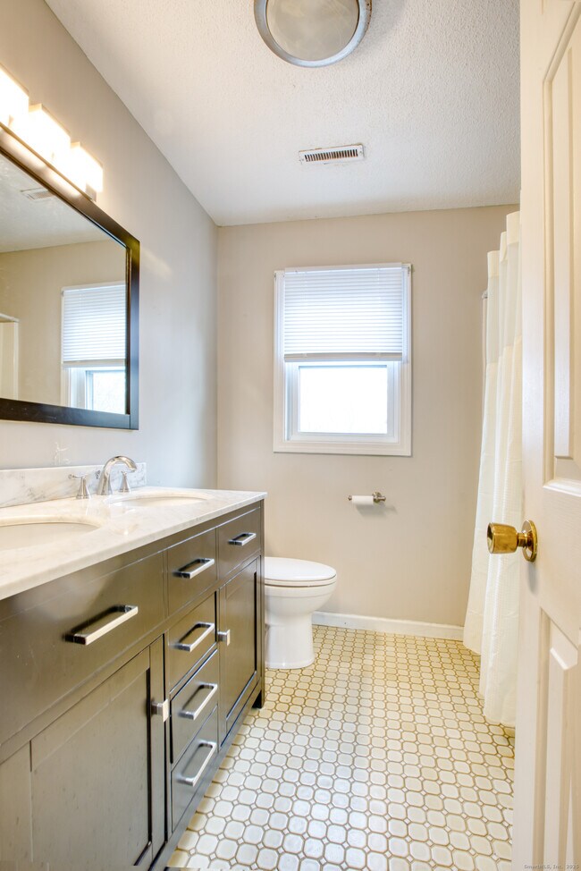 Building Photo - 12 Clancy Rd