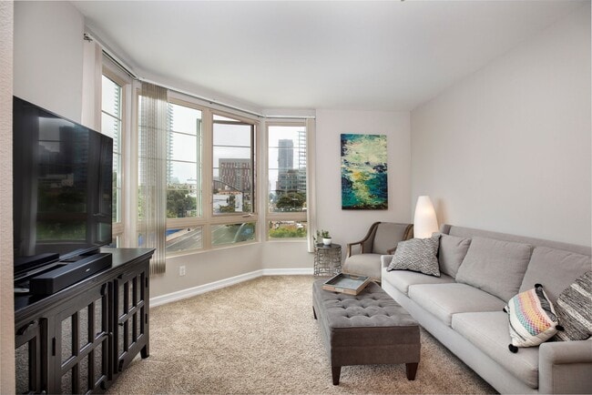 Building Photo - Beautifully Renovated 3Bed/2Bath Corner Un...