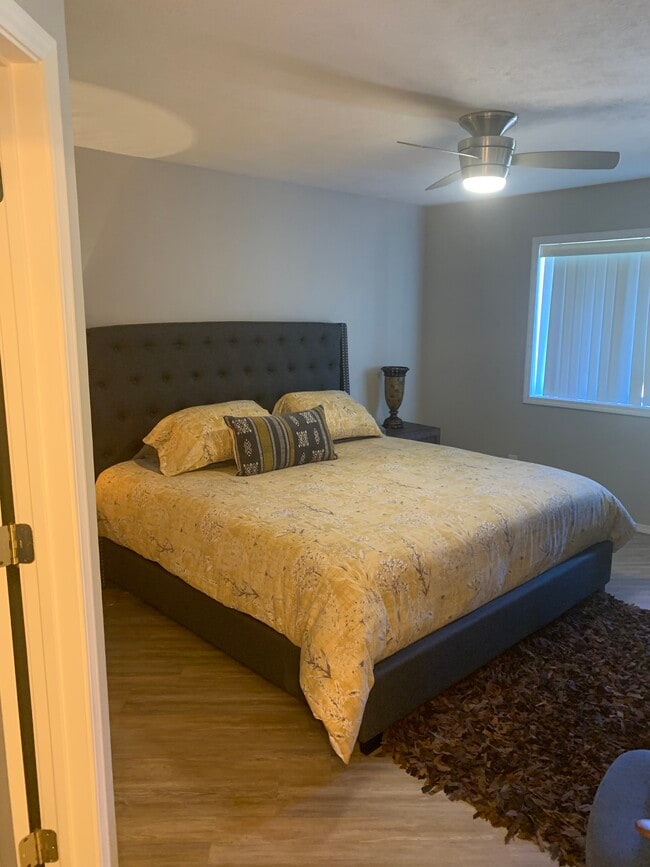Large master bedroom, new furnishings and bedding - 614 Cooper Estates Dr