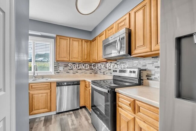 Building Photo - 403 Raintree Dr