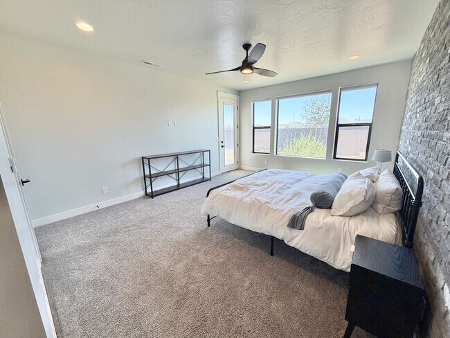 Building Photo - Beautiful Modern 5 Bedroom Home!! Furnished or Unfurnished option!!