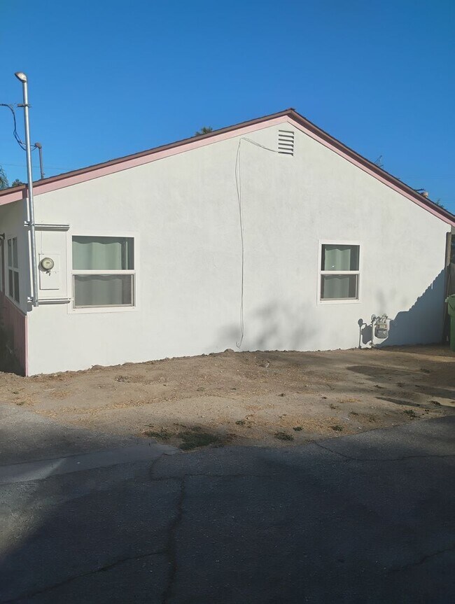 Primary Photo - 18924-18934 Gault Street