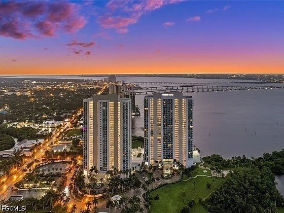 Building Photo - 3000 Oasis Grand Blvd