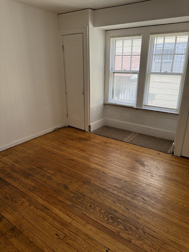 Building Photo - 4 Bedroom / 1 Bathroom