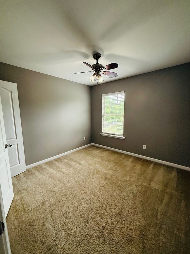 Building Photo - Hidden 4 bedroom, 2.5 bathroom Gem!