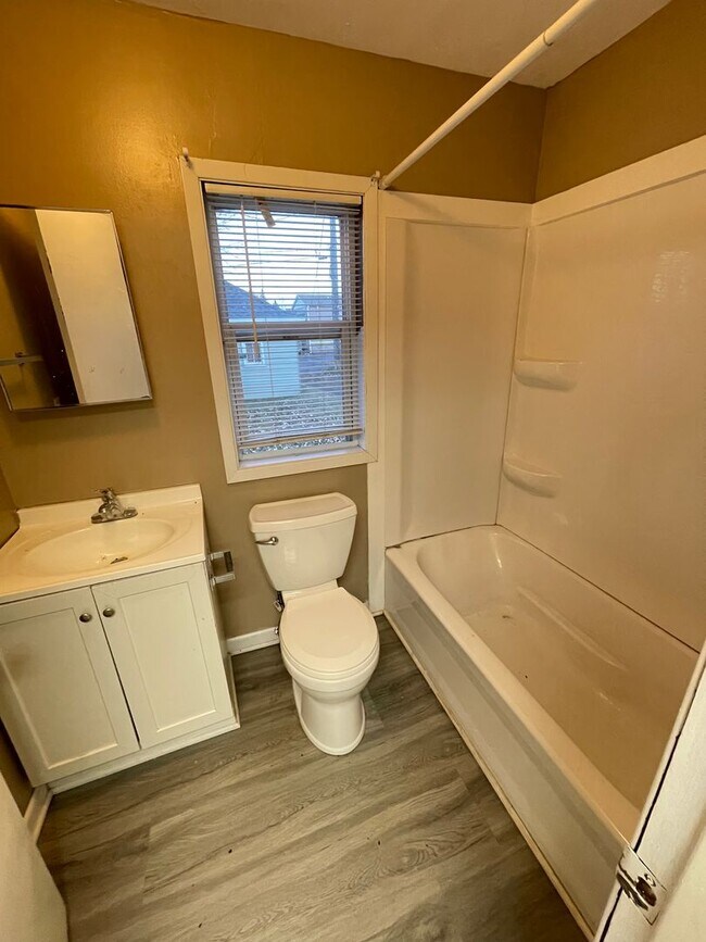 Building Photo - 410 N 52nd Ave W