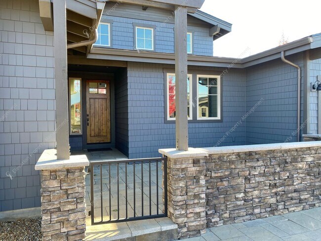 Building Photo - Luxury Single-Level 3BR - 3.5BA Living in Tetherow