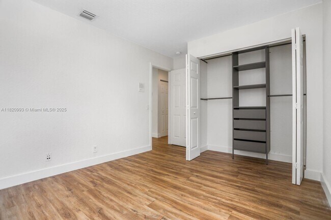 Building Photo - 1126 Golden Cane Dr