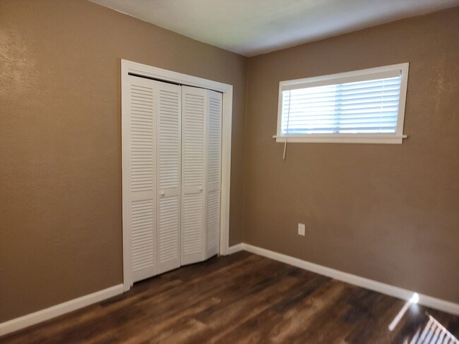 Building Photo - Move in Ready in 77619! Make this 4 Bedroo...