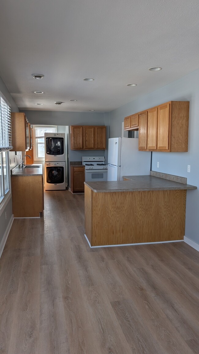 Building Photo - 517 E Barker Ave