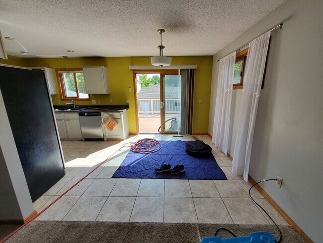 Building Photo - Gopher Nation Check out this 5 bedroom house with TWO massive living rooms _ Video Tour