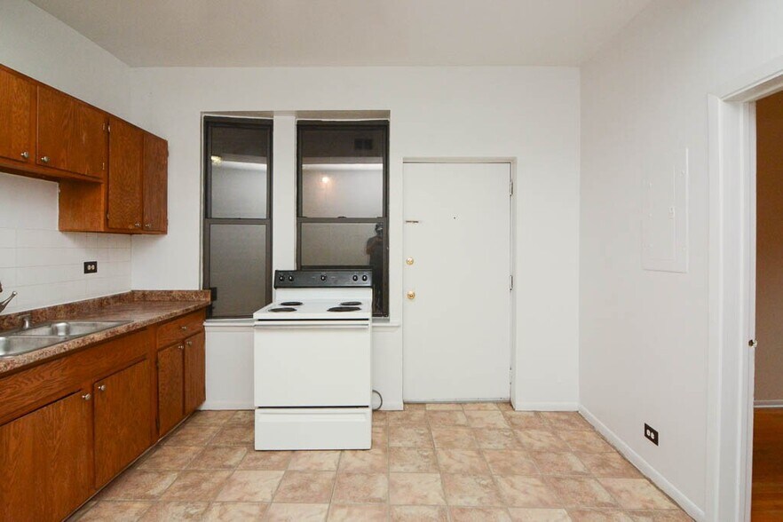 Building Photo - 628 W Wrightwood Ave