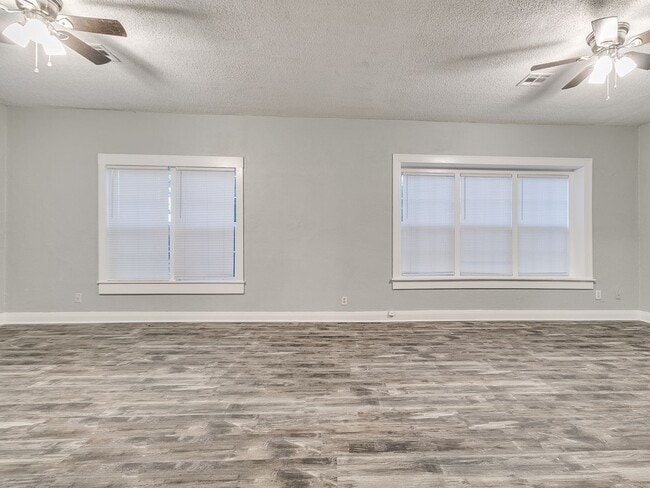 Building Photo - 3 Bedroom 1 Bath home in Shawnee!