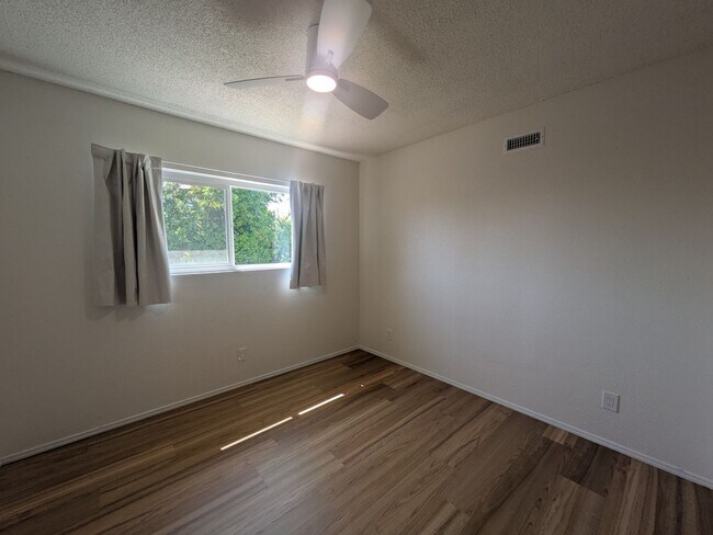 Building Photo - $$$$$$500 MOVE IN BONUS!!!!Freshly Remodel...