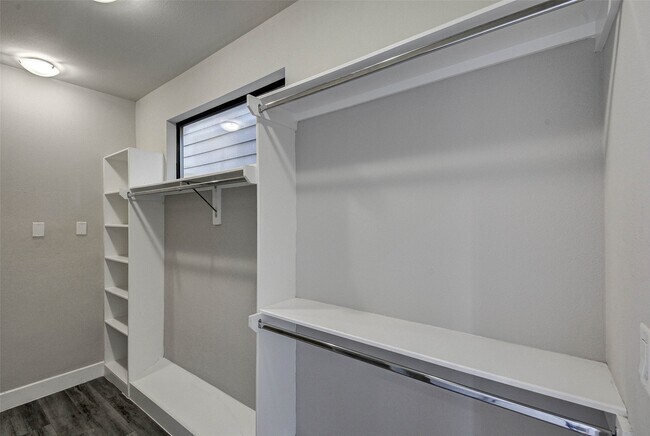 Building Photo - 607 Sydnor St