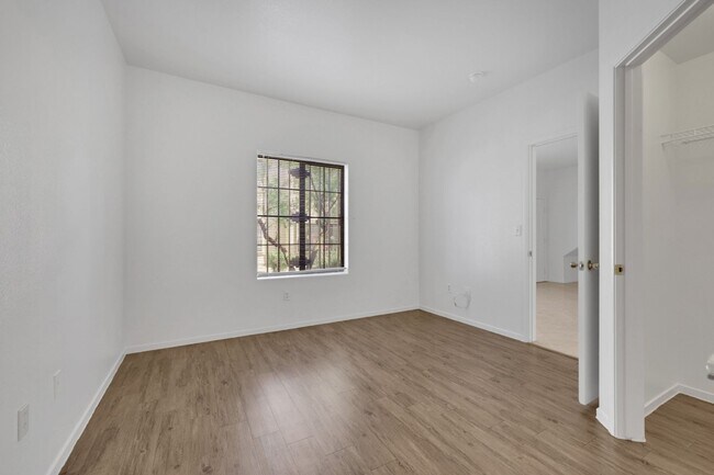 Building Photo - 2 bedroom Townhouse