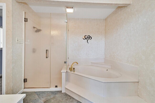 Building Photo - 50 April Point Dr S