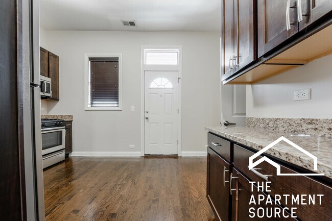 Building Photo - 1758 W Montrose Ave