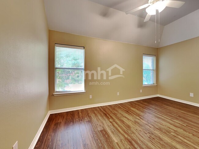 Building Photo - 310 Victory Ln