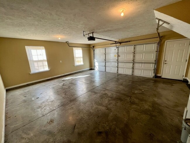 Building Photo - 3 Bed 2 Bath with Bonus in North Blackman Area