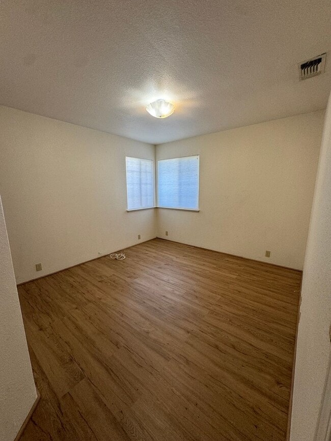 Building Photo - Not your ordinary rental! Pool! Kitchen ai...