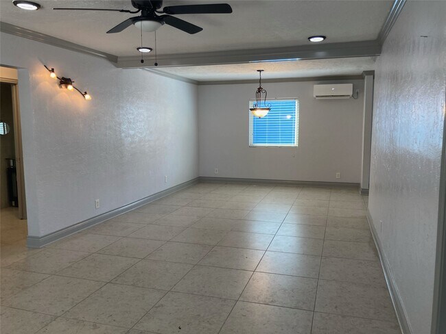 Building Photo - 1339 Idylwild St