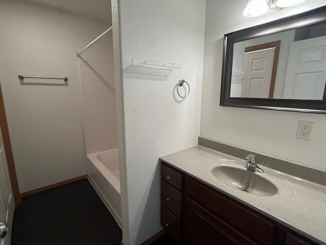 Building Photo - 2 Bed 1 Bath Single Stall Garage