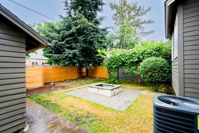 Building Photo - 6389 N Commercial Ave