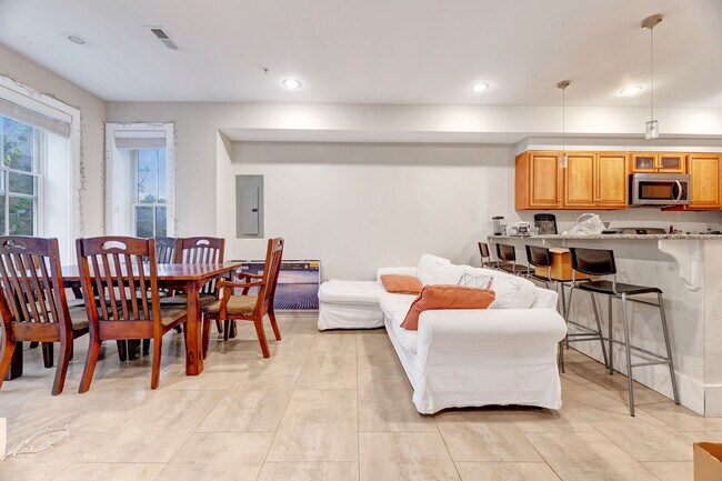 Building Photo - 1346 Kenyon St NW