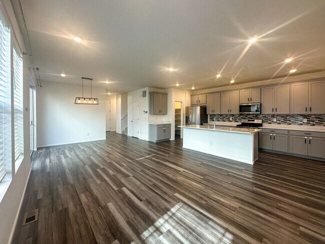 Building Photo - East Facing 3bd 2.5ba paired home in Senderos Creek!