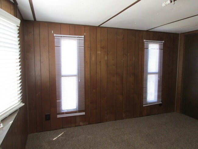 Building Photo - 2 bedroom 1.5 bath with Covered Deck and C...