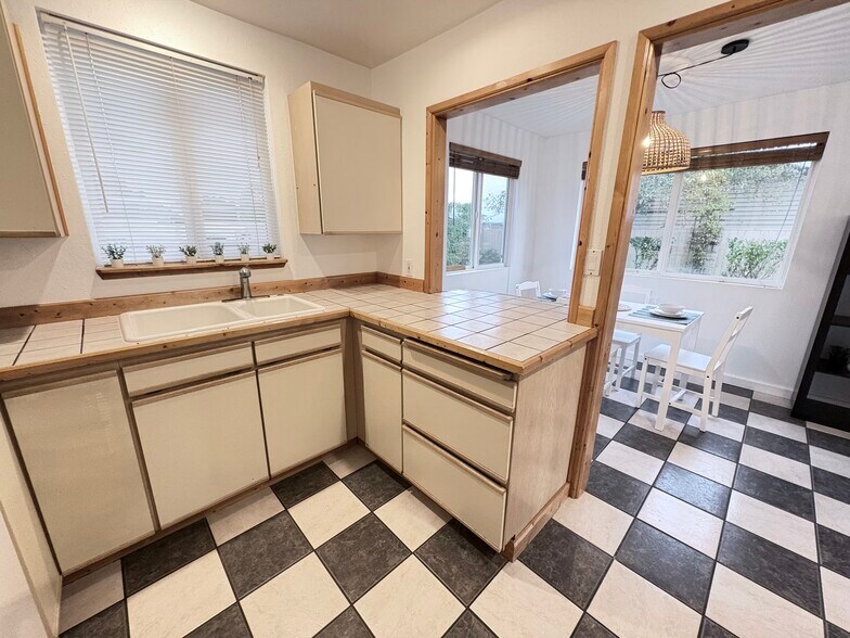 Neat and tidy kitchen - 21204 3rd Ave S