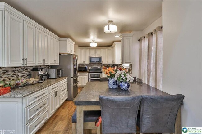 Building Photo - 204 Ridings Cir